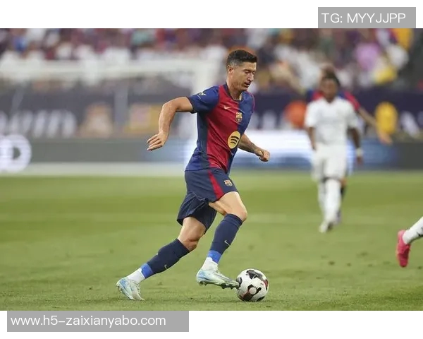 莱万状态火热欧冠赛场大放异彩射手榜领跑势头强劲